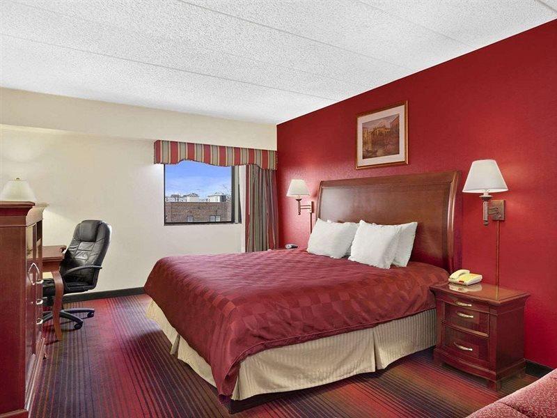 Ramada By Wyndham Hotel East Orange