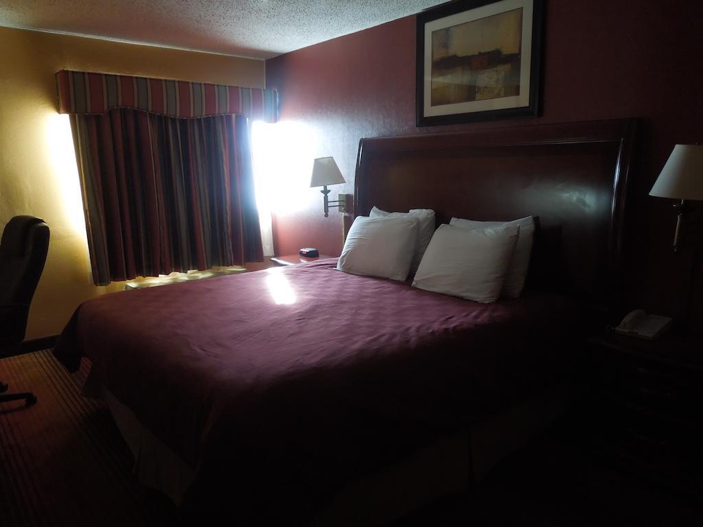Ramada By Wyndham Hotel East Orange